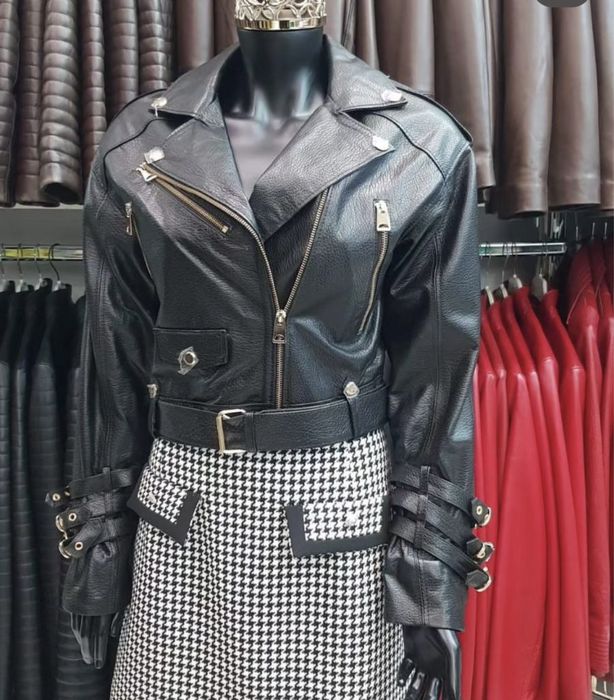 Vand geaca de piele naturala la 700 lei