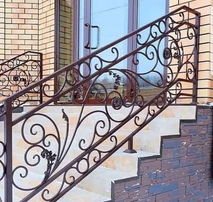 Металлические перила лестницы