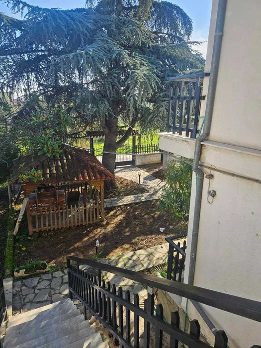 Двуетажна къща с гледка в Аспровалта!