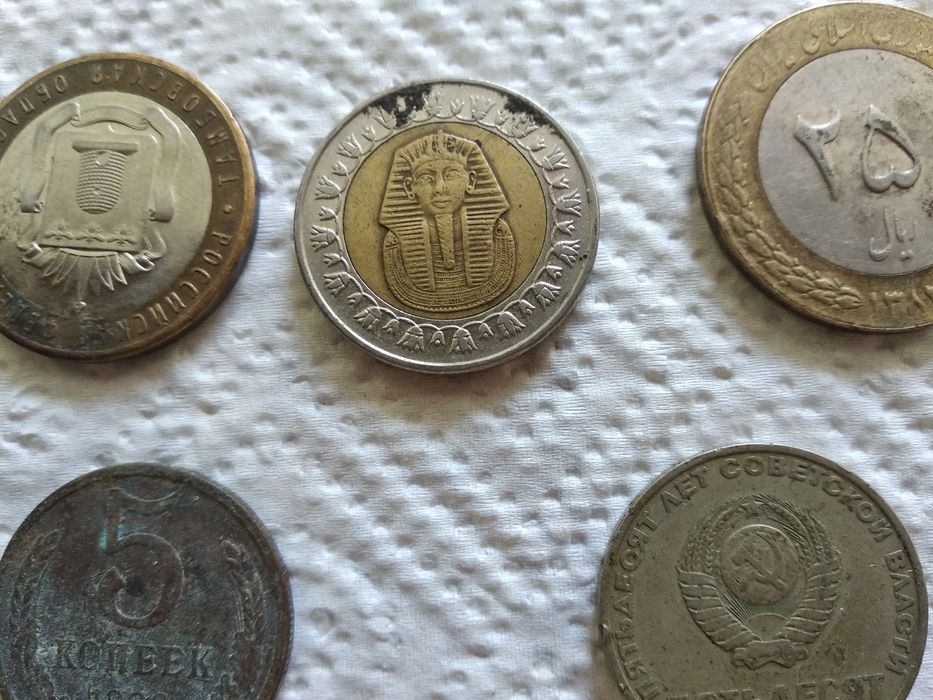 Продаю срочно монеты посуда штангу наутбук  посуду икону медали много