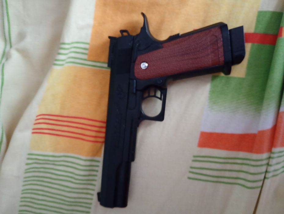 Vând replică pistol plastic și metal