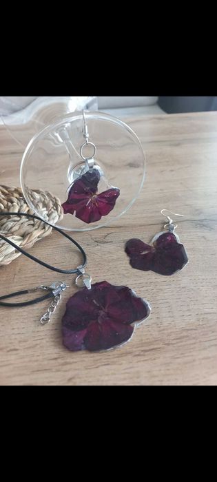 колиета от естествени орхидеи и теменужки