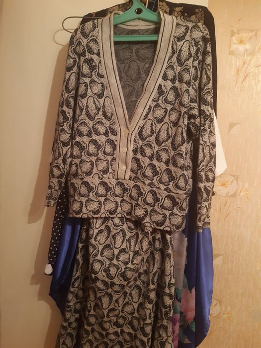 Костюмы,кофты женские