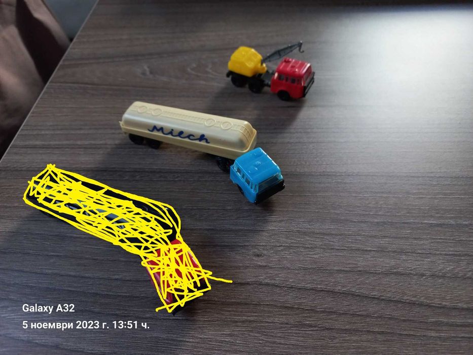 Камиончета "Татра" в мащаб ТТ 1:120, 2 броя + фенер от бившето DDR