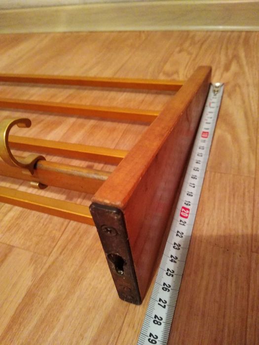 Навесная полочка для шапок.