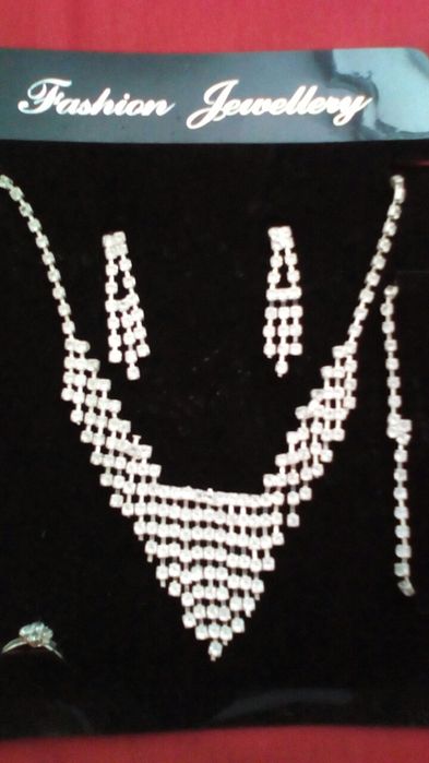 Нови колие с обеци и гривна.