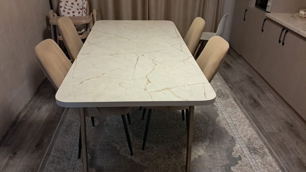 Стол со стульями