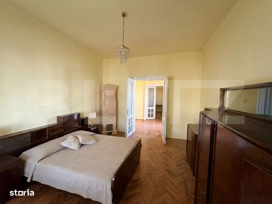 Casa spatioasa cu 6 camere, teren 700 mp, garaj si terasa