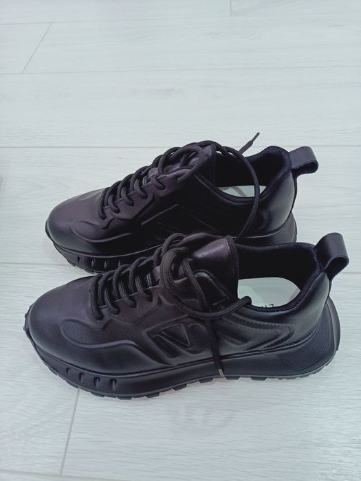 Новые кожаные кроссовки