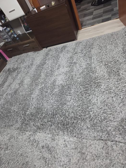 Vand covoare gri pufoase