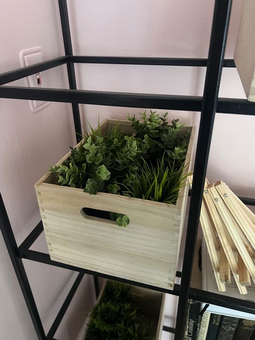 метален стелаж с дървени касетки и изкуствена растителност