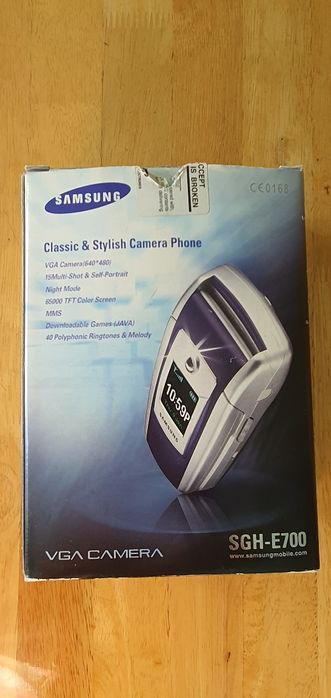 Телефон    SAMSUNG  кнопочный  раскладушкв 
SGH - E 700.
 В  отличном