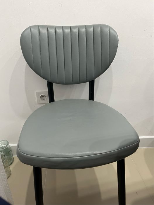 Стол с стульями.