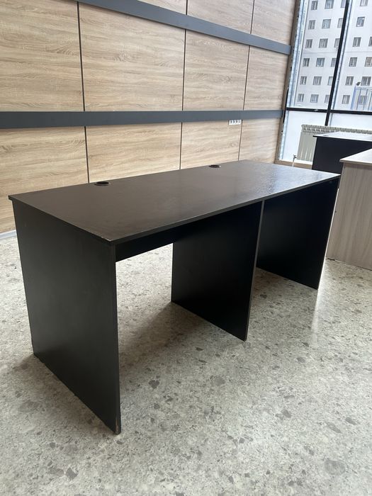 Столы , 2-темных,3- светлых срочно