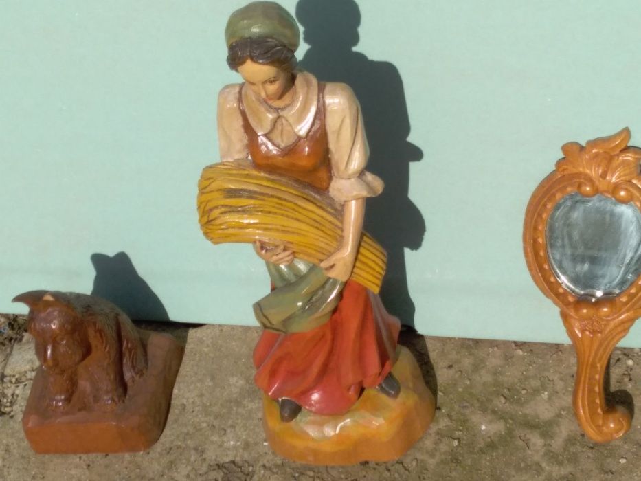 Statuete scruptate manual in lemn