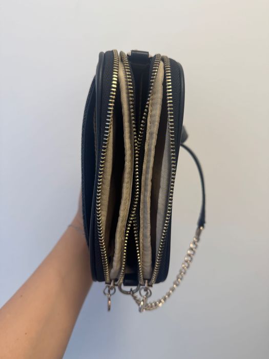 Малка черна чанта Guess