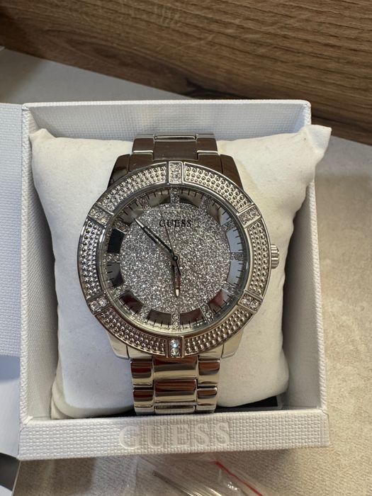 Кварцов часовник на Guess
