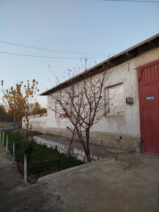 Beshrabot markazida hovli sotiladi 13 sotix. Qo'shimcha yer ham bor.