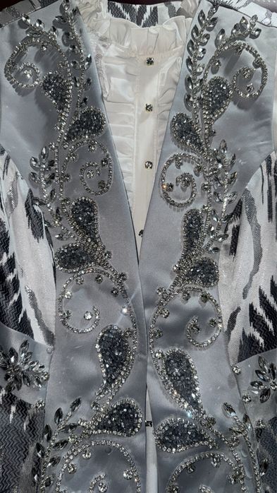 Национальное красивое новое платье