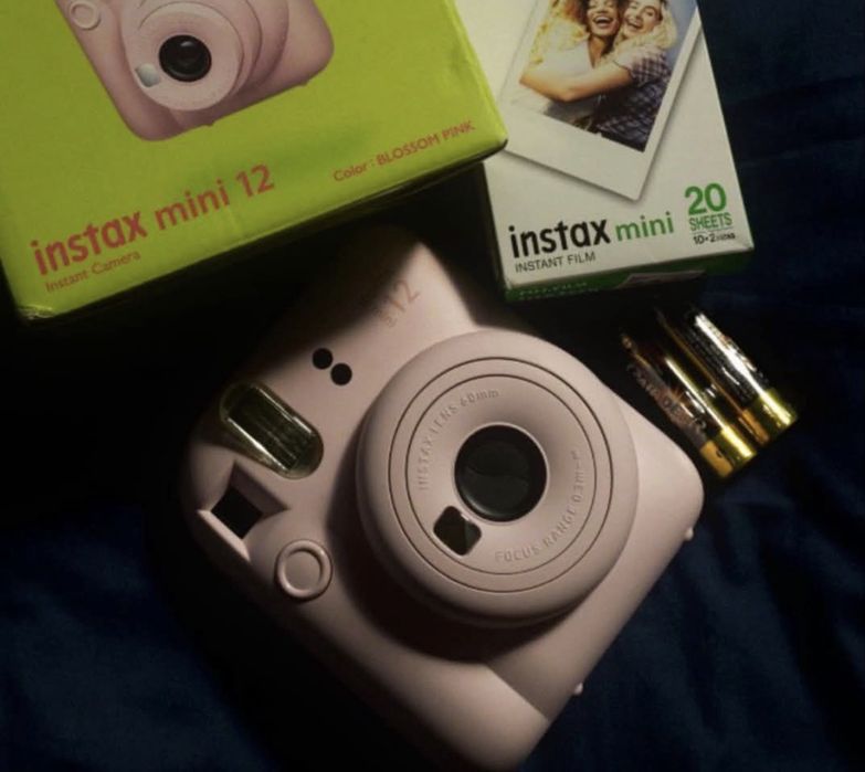 Fujifilm Instax Mini 12 в розовом цвете