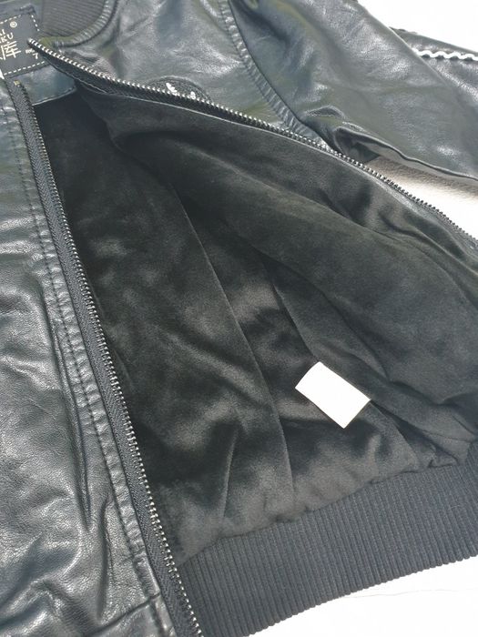 Продам кожаную куртку на мальчика