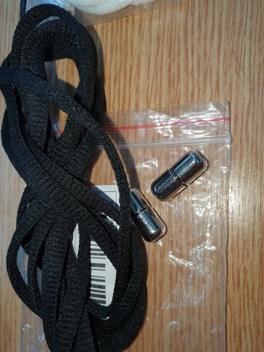 Sireturi elastice albe și negre