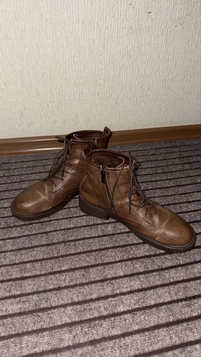 Продам демисезонные женские ботинки