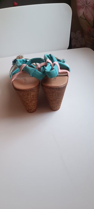 Продам босаножки на танкетке