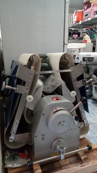 Тестораскаточная машина. Тестораскатка. Слоенка.