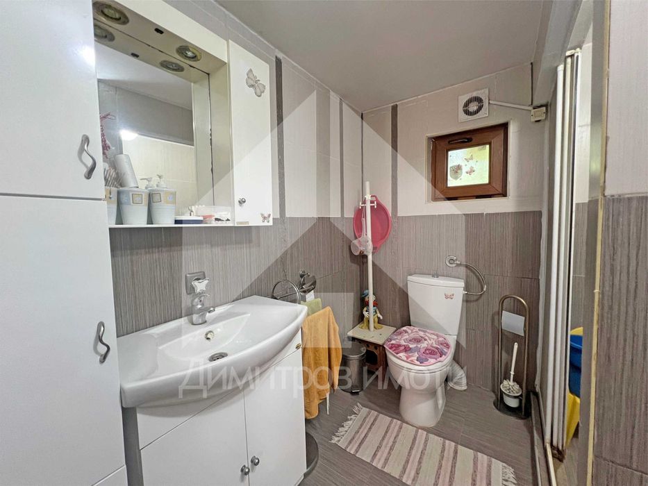 Продава еднофамилна, тухлена къща с 2 ДКА двор на 70 км от Варна.