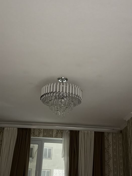 Продаеться люстры