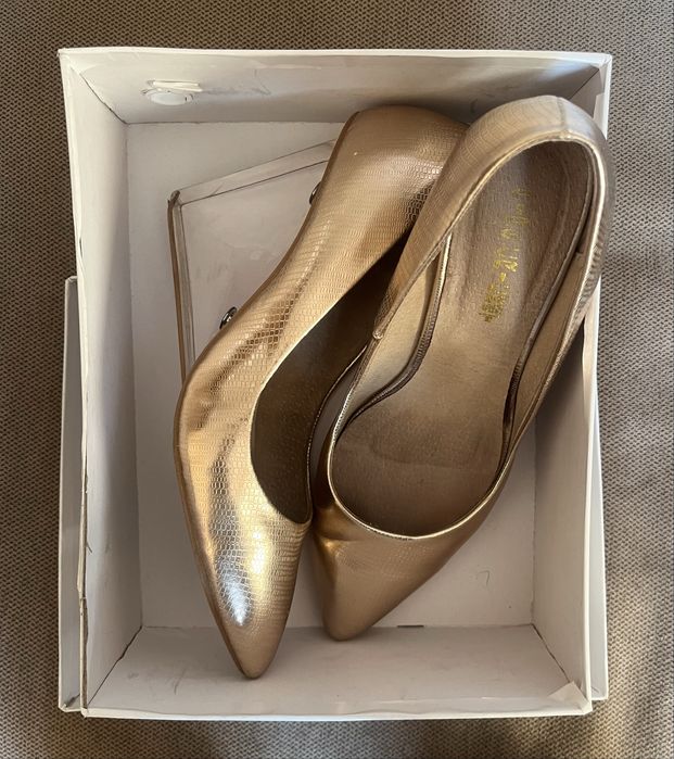 Туфли золотистого цвета