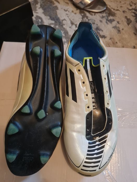 Vând ghete de fotbal