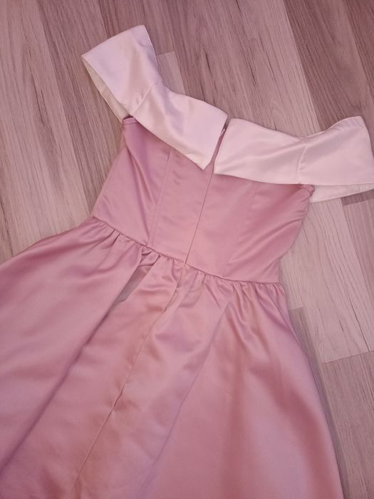 Розова сатенена рокля