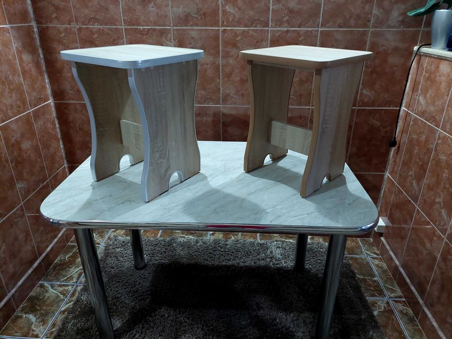 Vând  Tambureți  Noi Și Masă de bucătărie