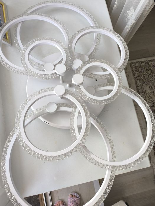 Продам большую люстру