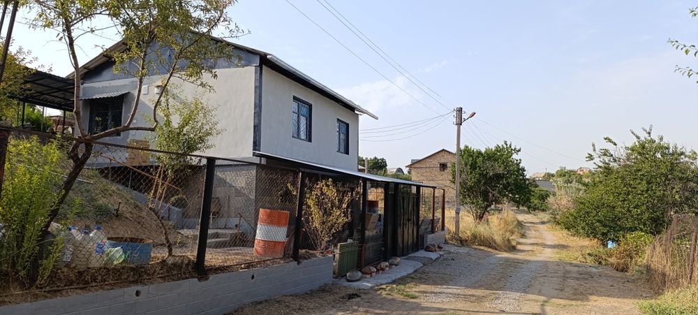 Свою Дачу на квартиру 2-х эт.в новбахоре душ+туалет внутри