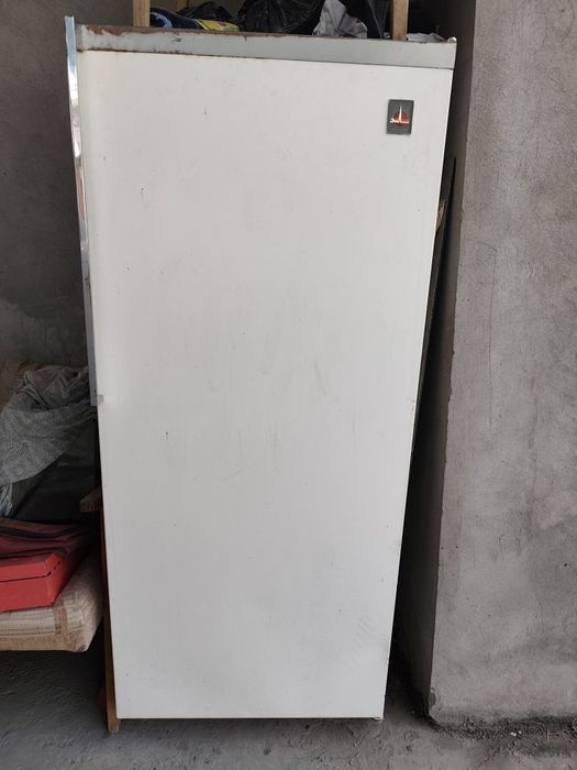 Продаются  два холодильника ЗИЛ и атлант смотрите фото.