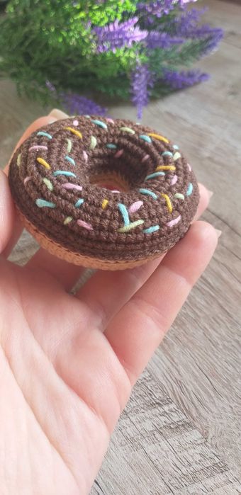 Вязаная игрушка-брелок Пончик