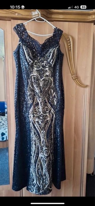 Vand  rochie  de nașa