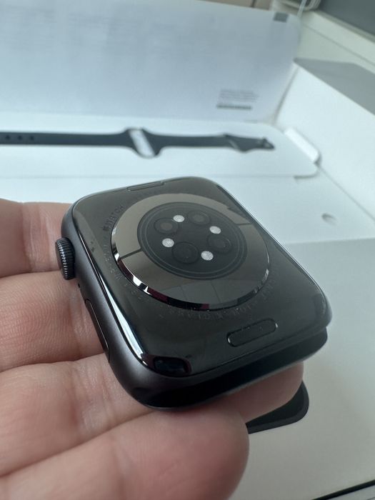 Продавам Apple Watch 6 44mm неупотребаван