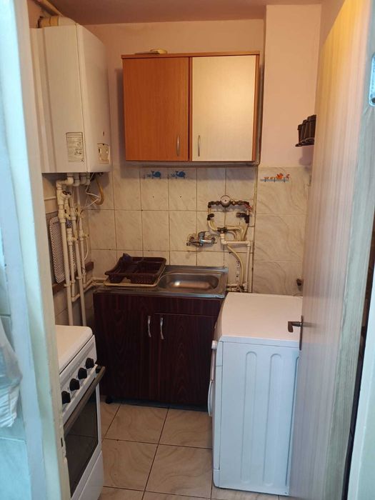 Închiriez apartament 2 camere, confort 2 decomandat, utilat și mobilat, suprafață totală 40 mp, etajul 3 /4.