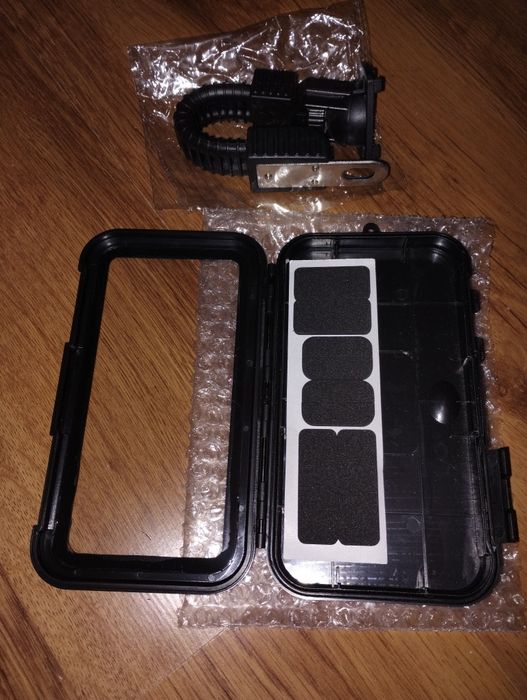 Suport pentru smartphone, cu prindere pe oglinda moto