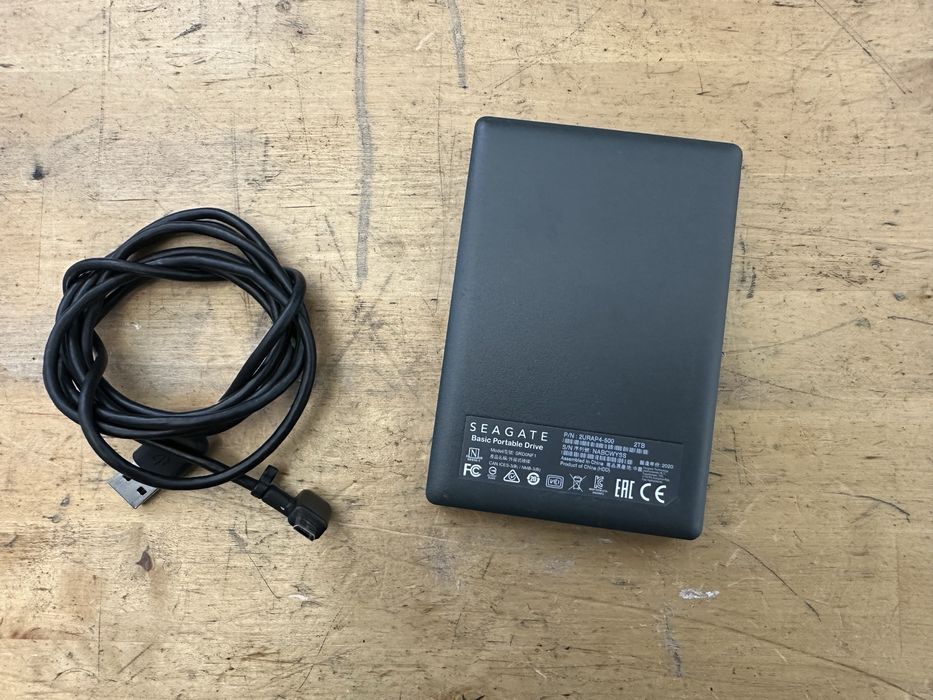 Hdd portabil toshiba 1tb de culoare negru mat inchis