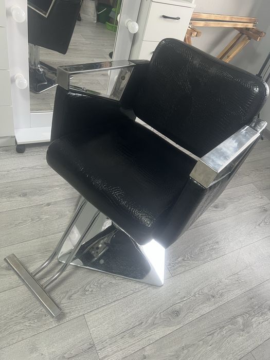 Парикмахерское кресло . Барберское кресло