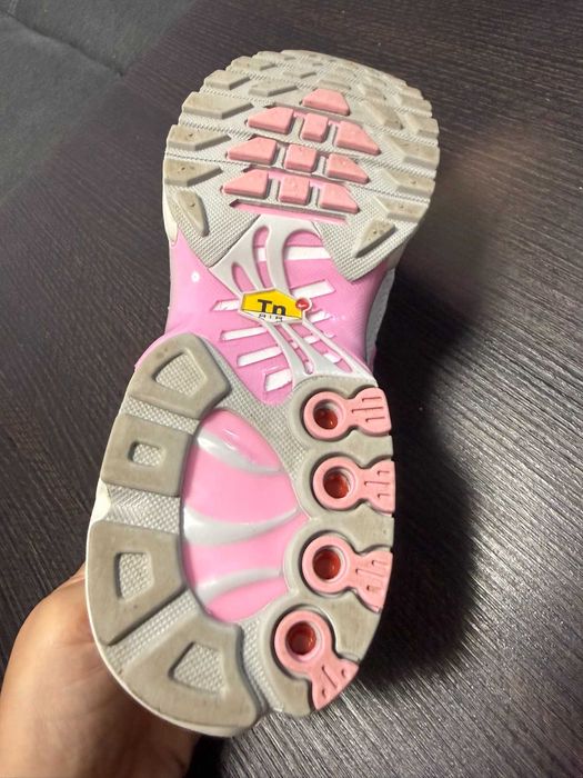 Nike Air Max Plus (HF0107-100) в цвят Summit White / Grey Fog / Metallic Silver / Pink Rise.