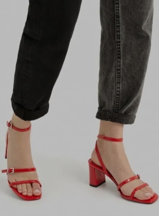 Босоножки бренда BERSHKA