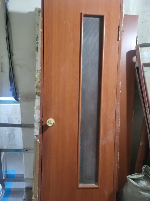 Продам двери 3 шт , туалет ванна и зал
