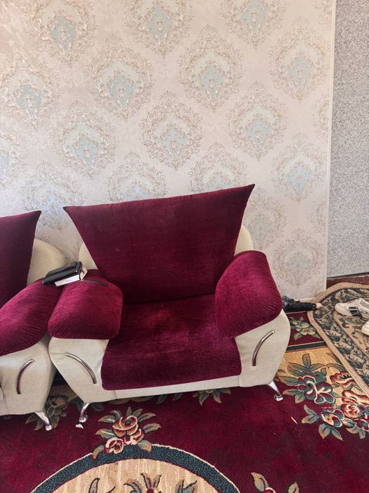 Divan sotiladi yangi holatda