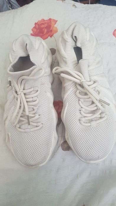 70 Lei. Adidasi de vara.  Mar 42. Valabil in Iasi.